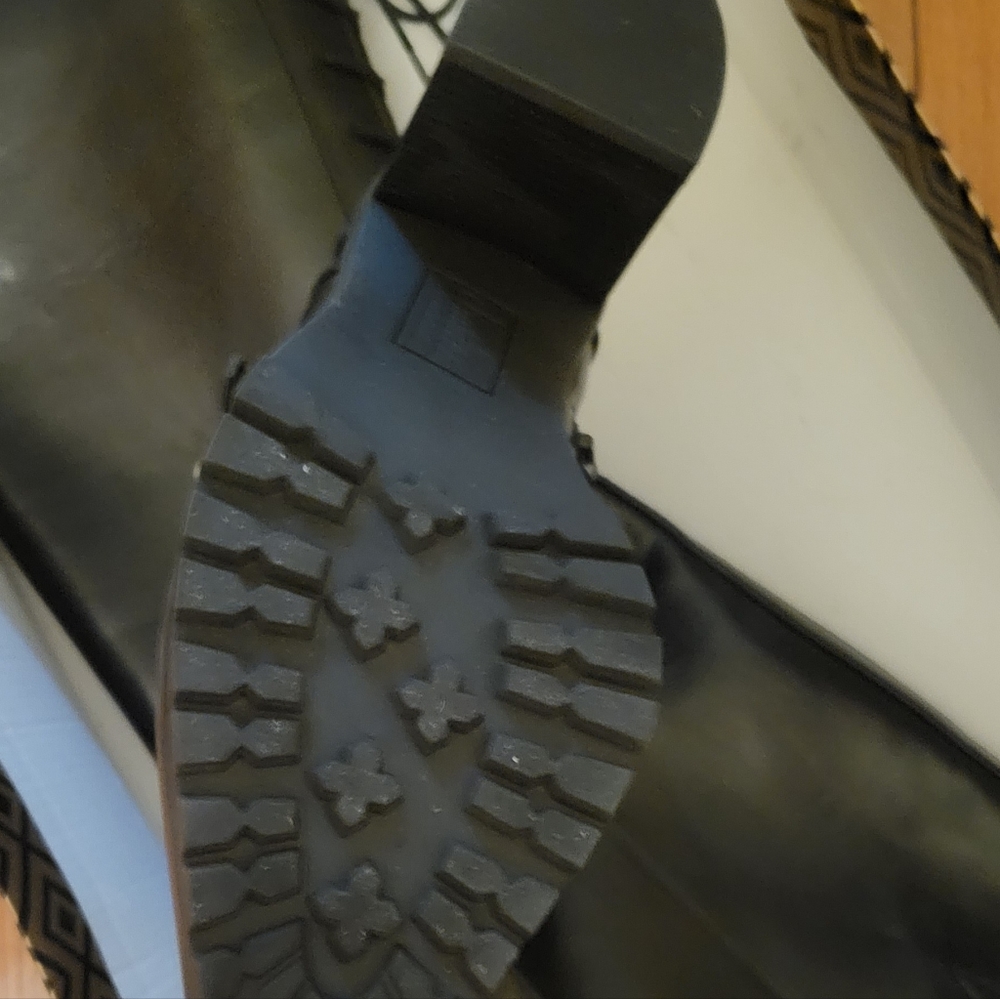 Black boots - Picture 3 of 8